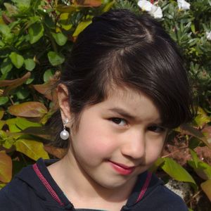 Weisse Kunstperle und Zirkoniakristall - . Weisse-Perlen-KinderOhrclips-ModelA-110194